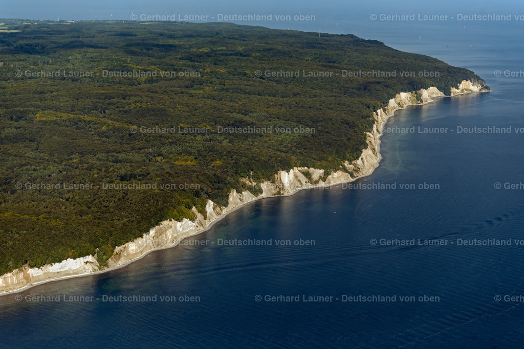 4061364 | SASSNITZ 08.09.2021 Blick auf die Kreideküste im Nationalpark Jasmund bei Sassnitz auf der Insel Rügen in Mecklenburg-Vorpommern. Der markante Felsvorsprung Königsstuhl befindet sich in der Umgebung der Stubbenkammer in dem seit 1990 bestehenden Nationalpark am Ufer zur Ostsee mit einem Buchenwald, der teilweise zum UNESCO-Welterbe gehört. // View of the chalk cliff coast in the National Park Jasmund near Sassnitz on the island Ruegen in Mecklenburg-West Pomerania. Foto: Gerhard Launer