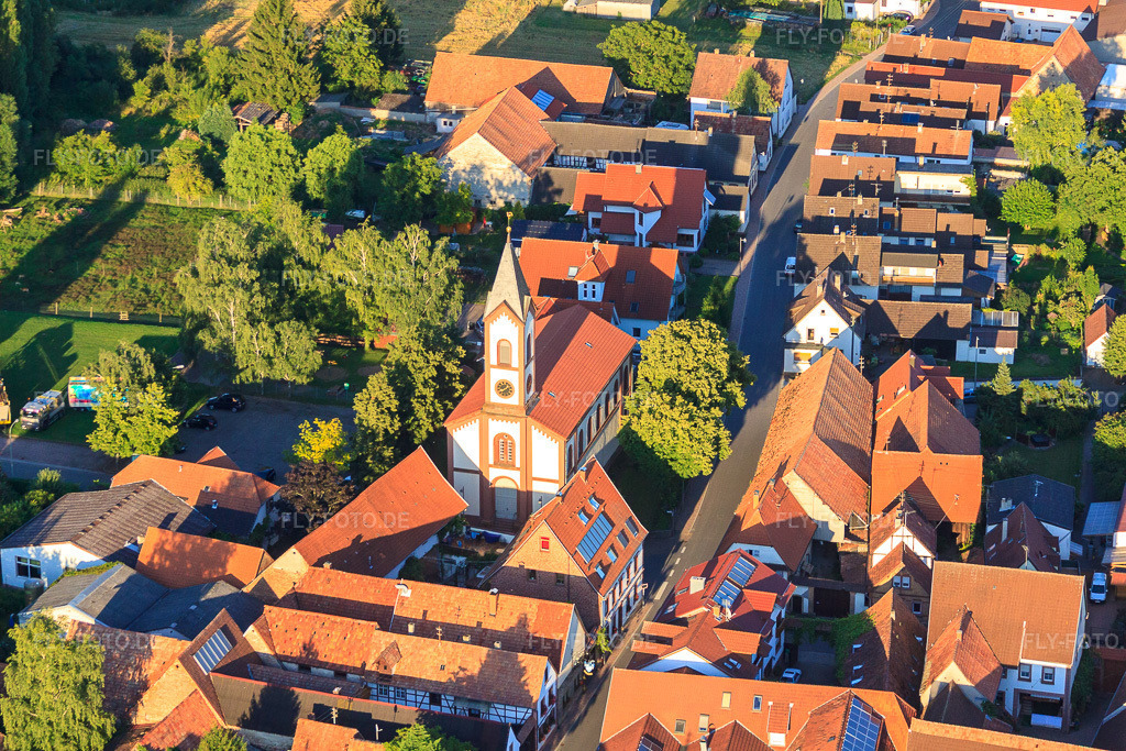 Luftbild: Protest. Kirche im Ortsteil Mühlhofen in Billigheim-Ingenheim im Bundesland Rheinland-Pfalz in Deutschland. Foto: IMG_51119.jpg vom 22.07.2012 durch Werner Riehm/FLY-FOTO.deAuflösung des Originals: 4752 x 3168 px