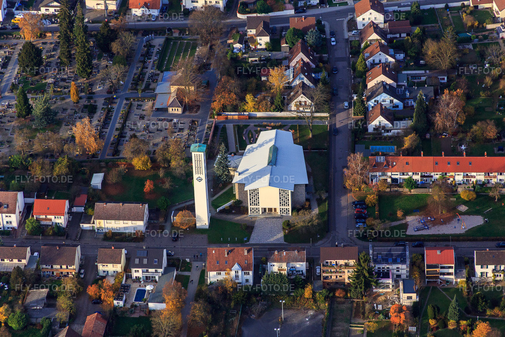 Luftbild: St.-Pius-Kirche in Kandel im Bundesland Rheinland-Pfalz in Deutschland. Foto: IMG_085232.jpg vom 08.11.2015 durch Werner Riehm/FLY-FOTO.dePfarrei Hll. Vierzehn Nothelfer Kandel, Bistum Speyer