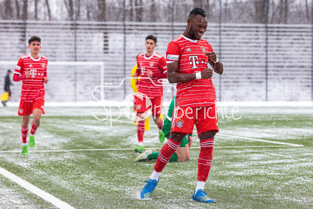 FC Bayern Amateure - VfB Eichstätt | Jubel der Bayern nach dem Treffer zum 1-0 durch Desire Segbe AZANKPO (FCB #34)