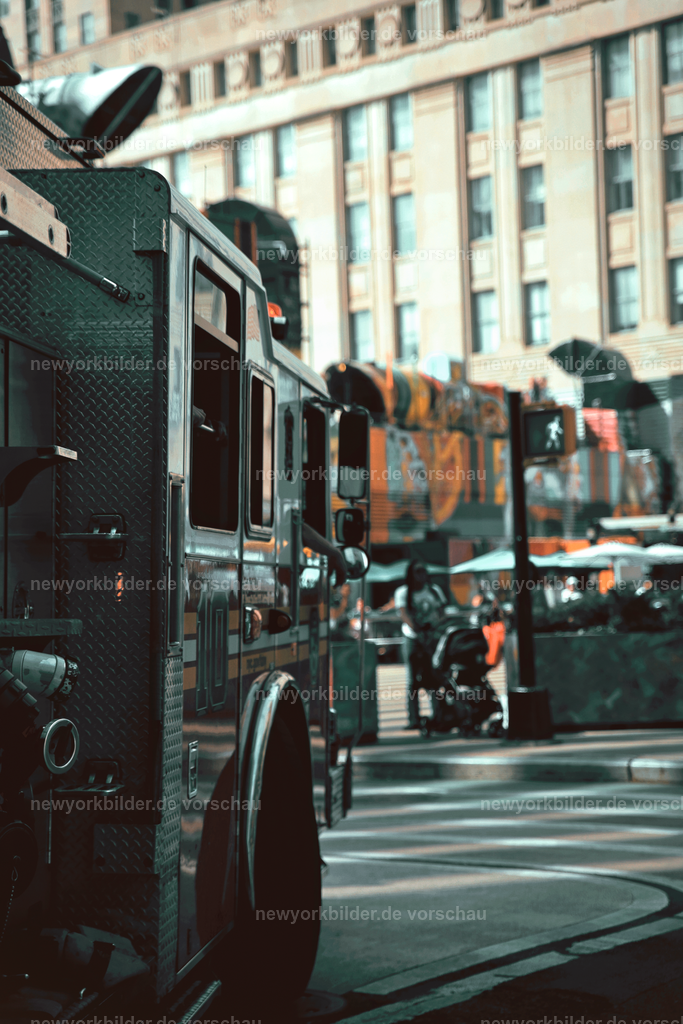 FDNY vor dem Oculus – Sie sind weltbekannte Ikonen der Stadt | Vor dem strahlend weißen Oculus, dem futuristischen Wahrzeichen nahe Ground Zero, steht ein Feuerwehrtruck der FDNY – ein Symbol für Stärke und Sicherheit in einer Stadt, die niemals stillsteht. Die Szene erzählt von der unverwechselbaren Energie New Yorks, von Helden des Alltags und von der Verbindung zwischen moderner Architektur und gelebter Geschichte. Die Präsenz des Trucks vor dem ikonischen Bauwerk ist mehr als ein urbanes Motiv: Es ist ein Statement für Mut und Bewegung. Wenn die Sirenen ertönen und die Feuerwehr ausrückt, spürt man die Dynamik dieser Metropole in jedem Detail. Hier, wo Vergangenheit und Zukunft aufeinandertreffen, entsteht ein Bild voller Kontraste – die klare Linienführung des Oculus, die markante Präsenz des Feuerwehrfahrzeugs und die pulsierende Atmosphäre der Straßen. Dieses Motiv fängt die Seele von Manhattan ein und zeigt, warum die FDNY weltweit als Ikone gilt.