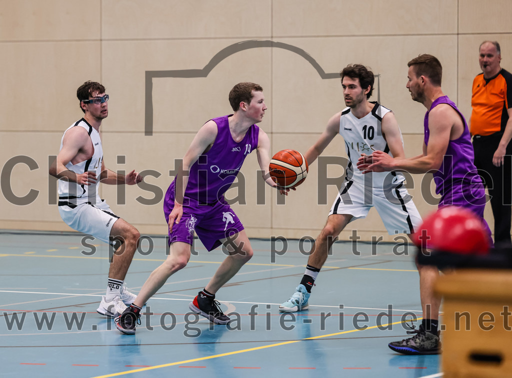 2022-05-01_022_TSV_Vaterstetten_gegen_DJK_Traunstein | Vaterstetten, Deutschland, 01.05.2022:
Basketball, Aufstiegsrunde zur Bayernliga 2021 / 2022, 5. Spieltag, TSV Vaterstetten gegen DJK Traunstein, Endergebnis: 87:79

Maximilian Rothe (TSV Vaterstetten, #6), A. Schatz (DJK Traunstein, #19), Luca Maurice Kohll (TSV Vaterstetten, #10)

Foto: Christian Riedel / fotografie-riedel.net