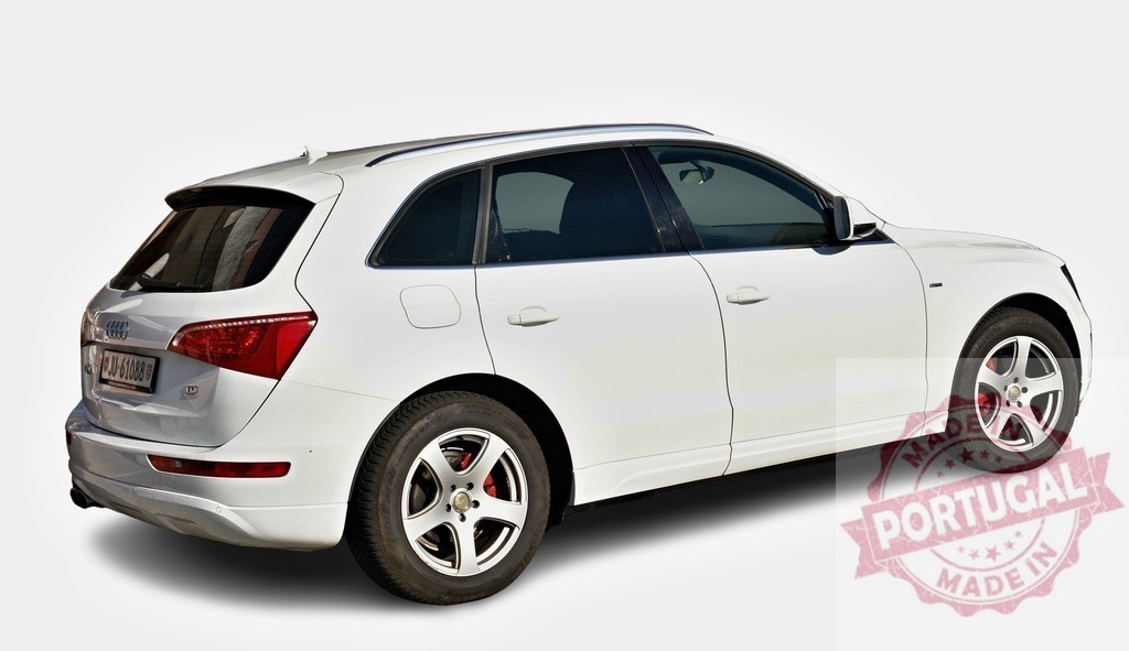 White Audi Q5 showing its rear side, parked on a white background | Modern white SUV Audi Q5 with tinted windows, parked on a white background - Realisiert mit Pictrs.com