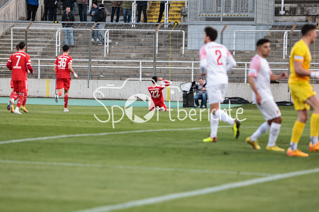 FC Bayern Amateure - FC Augsburg II | Grant Leon RANONS (FCB #22) dreht nach seinem zweiten Tor zum 2-1 jubelnd ab / Jubel / Freude / Tor /