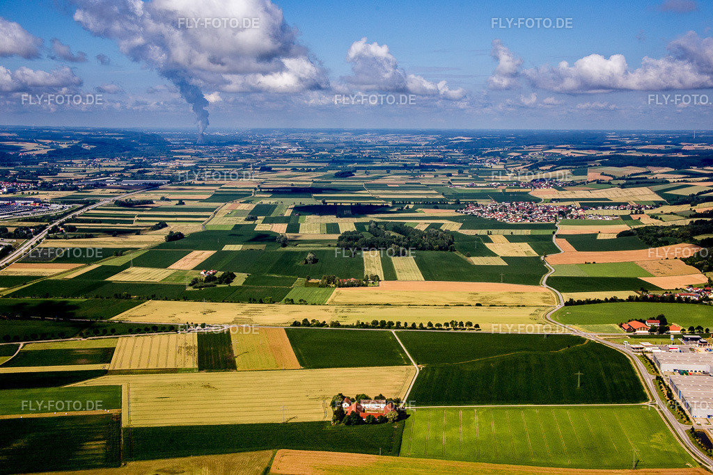 Dampffahne des Kernkraftwerk Isar | Luftbild: Dampffahne des Kernkraftwerk Isar im Ortsteil Unterahrain in Essenbach im Bundesland Bayern in Deutschland. Foto: IMG_090610.jpg vom 03.07.2016 durch Werner Riehm/FLY-FOTO.de - Realisiert mit Pictrs.com