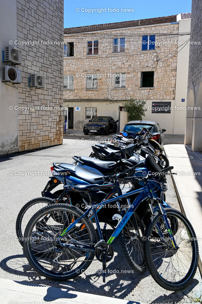 Kroatien_ Korcula_ Insel in Sueddalmatien_ Vela Luka_ 10.09.2024-66 | 10.09.2024, Kroatien, HRV, Korcula, Insel in Sueddalmatien, Vela Luka im Bild Hafen, Hafenansichten, Boot, Boote, Schiff, Schiffe, Gebauede, Adria, Meer, StadtansichtenVela Luka, woertlich Großer Hafen ist ein kroatischer Hafenort auf der Insel Korčula in der oestlichen Adria. Quelle: Wikipedia