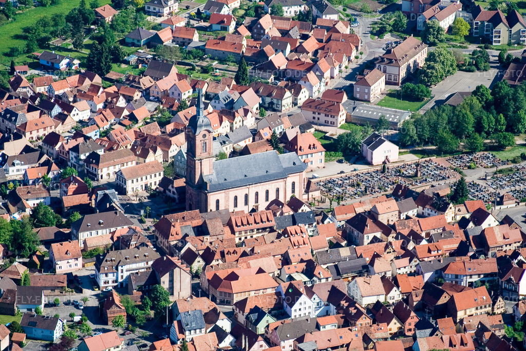 Luftbild: Kirchengebäude des paroisse protestante in Reichshoffen im Bundesland Bas-Rhin in Frankreich. – Foto: IMG_10840.jpg vom 12.05.2008 durch Werner Riehm/FLY-FOTO.de – Auflösung des Originals: 3456 x 2304 px