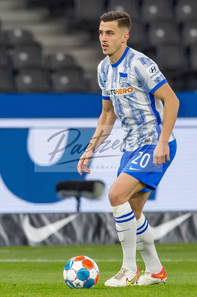 HERBOC20220204_210 | Fussball, Herren: Marc Oliver Kempf (Hertha BSC) in Aktion, am Ball, Einzelaktion bei dem Spiel der 1. Bundesliga zwischen Hertha BSC und VfL Bochum im Olypiastadion am 04.02.2022 in Berlin, Deutschland.DFB / DFL REGULATIONS PROHIBIT ANY USE OF PHOTOGRAPHS AS IMAGE SEQUENCES AND/OR QUASI-VIDEO. - Realisiert mit Pictrs.com