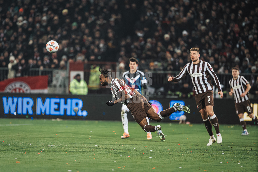 Fußball | Männer | Saison 2025/2026  | Fußball-Bundesliga | 19. Spieltag | FC St. Pauli vs. Hamburger SV | 23.01.2026 | Kopfball Ricky Jade-Jones (#26, FC St. Pauli)