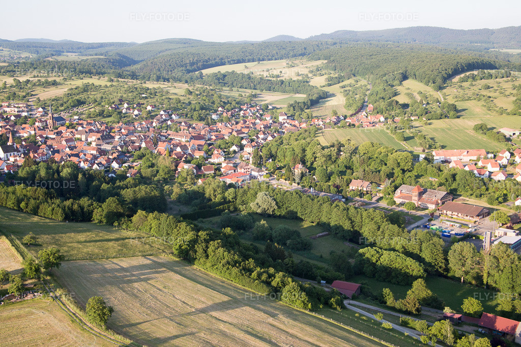 Luftbild: Ortsansicht in Lembach im Bundesland Bas-Rhin in Frankreich. Foto: IMG_080257.jpg vom 05.06.2015 durch Werner Riehm/FLY-FOTO.de