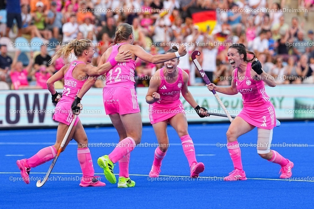 xydrx15082504003 | 15.08.2025, xydrx, Frauen EuroHockey Championship 2025, Halbfinale, Belgien - Deutschland, Sparkassenpark Mönchengladbach: Torjubel nach dem Tor zum 1:0 für die Deutsche Feldhockey Nationalmannschaft durch Torschützin Ines Wammer (GER #12) zusammen mit Amelie Wortmann (GER #3)