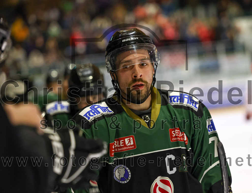 2023-03-10_051_TSV_Erding_gegen_TEV_Miesbach | Erding, Deutschland, 10.03.2023:
Eishockey, Bayernliga Playoffs 2022 / 2023, Halbfinale, TSV Erding gegen TEV Miesbach, Endergebnis: 2:0

Philipp Michl (Erding Gladiators, #77)

Foto: Christian Riedel / fotografie-riedel.net