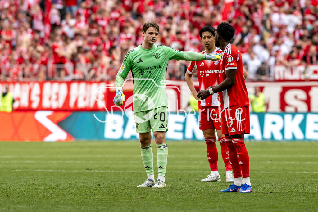 FC Bayern München - 1. FC Heidenheim | MUNICH, GERMANY - 02. MAI: im Gespräch Jonas Kurt URBIG (FC Bayern Munich 40) und Alphonso DAVIES (FC Bayern Munich 19) während dem Bundesligamatch zwischen dem FC Bayern München und dem 1. FC Heidenheim am 32. Spieltag in der Allianz Arena / DFL REGULATIONS PROHIBIT ANY USE OF PHOTOGRAPHS AS IMAGE SEQUENCES AND/OR QUASI-VIDEO