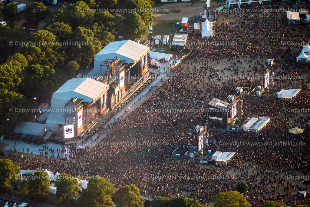 Wacken_Musik_Festival_ELS_4058060822 | WACKEN 06.08.2022 Besucher des Wacken Musik- Festivals auf dem Veranstaltungs- Konzertgelände an der Norderstraße in Wacken im Bundesland Schleswig-Holstein, Deutschland. Weiterführende Informationen bei: CTS EVENTIM AG & Co. KGaA,  ICS Festival Service GmbH,  SH Promotion GmbH&amp;Co.KG. // Participants in the Wacken music festival on the event concert area on street Norderstrasse in Wacken in the state Schleswig-Holstein, Germany. Further information at: CTS EVENTIM AG & Co. KGaA,  ICS Festival Service GmbH,  SH Promotion GmbH&amp;Co.KG. Foto: Martin Elsen