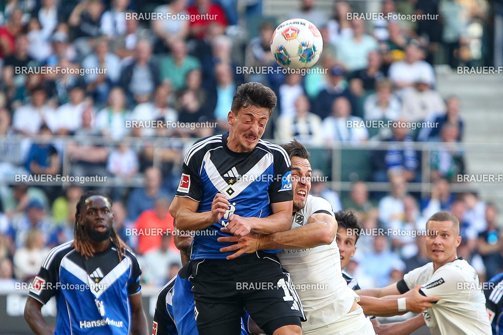Borussia Mönchengladbach vs Hamburger SV - Bundesliga  | Mönchengladbach, Deutschland, 24.08.25:   Giorgi Gocholeishvili (Hamburger SV) und Haris Tabakovic (Borussia Mönchengladbach) im Kampf um den Ball waehrend des Spiels der Bundesliga zwischen Borussia Mönchengladbach vs Hamburger SV im Stadion im Borussia Park(Foto von Brauer-Fotoagentur / Adrian Schlueter)