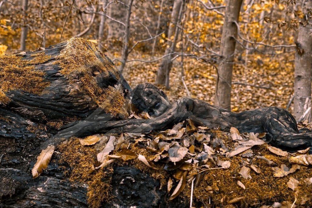 NatureArt-KLÜTLAUB_3238b3 | Mystische Farben | #019 | Modell: Tatjana Heinz | Foto: Tschiponnique Skupin - Realisiert mit Pictrs.com