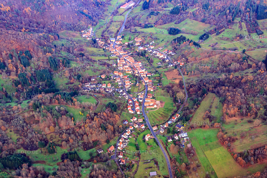 Luftbild: Dorf im Pfälzerwald im Dernbachtal aus Süden in Dernbach im Bundesland Rheinland-Pfalz in Deutschland. Foto: IMG_61233.jpg vom 30.11.2013 durch Werner Riehm/FLY-FOTO.de