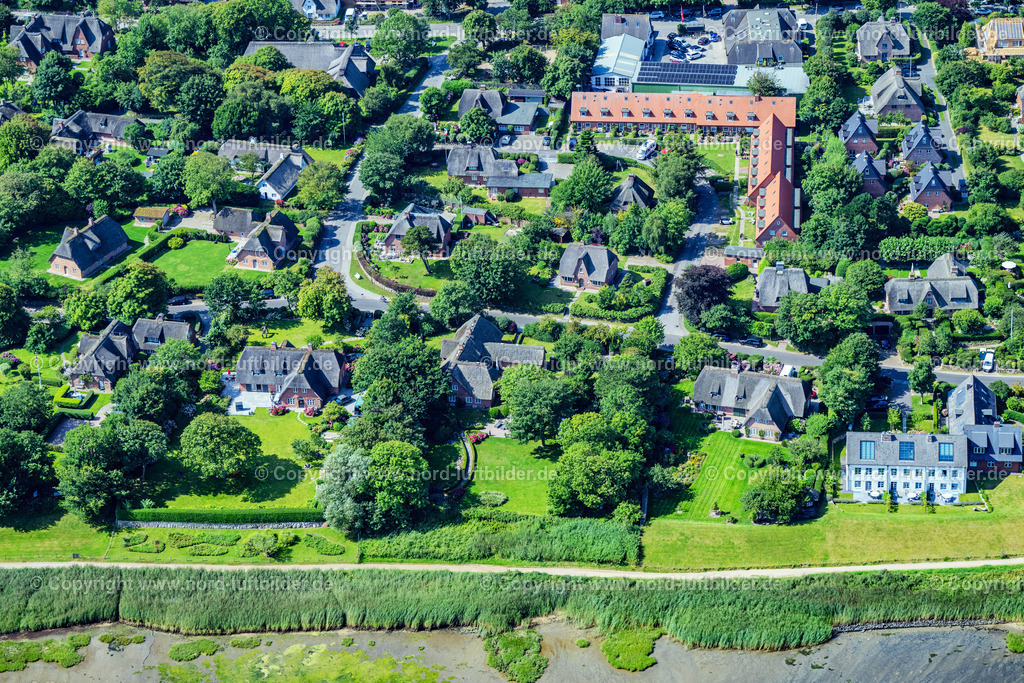 Sylt_Keitum_Kapitänshaus_Am_Wattenmeer_Alter_Kirchweg_ELS_3427130825 | SYLT 13.08.2025 Käpitänshaus Alter Kirchweg am Wattenmeer an der Meeres-Küste in Keitum auf der Insel Sylt im Bundesland Schleswig-Holstein, Deutschland. // View of the sea coast street Am Kliff in Keitum on the island of Sylt in the federal state of Schleswig-Holstein, Germany. Foto: Martin Elsen