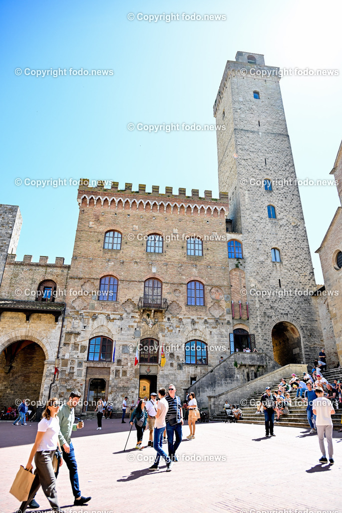 Italien_ Toskana_ San Gimignano_ 31.05.2024-39 | 31.05.2024, Italien, ITA, Toskana, San Gimignano im Bild Stadtansichten Gebäude, Architektur, Touristen, Historisch, Souvenir, Ansichten der berühmten Stadt San Gimignano in der Toskana-Italien - View of the famous town San Gimignano in Tuscany-ItalySan Gimignano ist eine italienische Kleinstadt in der Toskana mit einem mittelalterlichen Stadtkern. San Gimignano wird auch die Stadt der Türme genannt. Die Stadt liegt in der Provinz Siena. Sie gehört neben Florenz, Siena und Pisa zu den von Touristen meist besuchten Zielen in der Toskana.