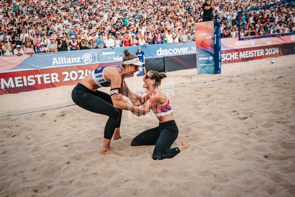 Beachvolleyball | Frauen | Allianz German Beach Tour | Deutsche Beachvolleyball-Meisterschaft 2024 | 01.09.2024 | v.l. Svenja Müller und Cinja Tillmann jubeln sie gewinnen die Deutsche Meisterschaft