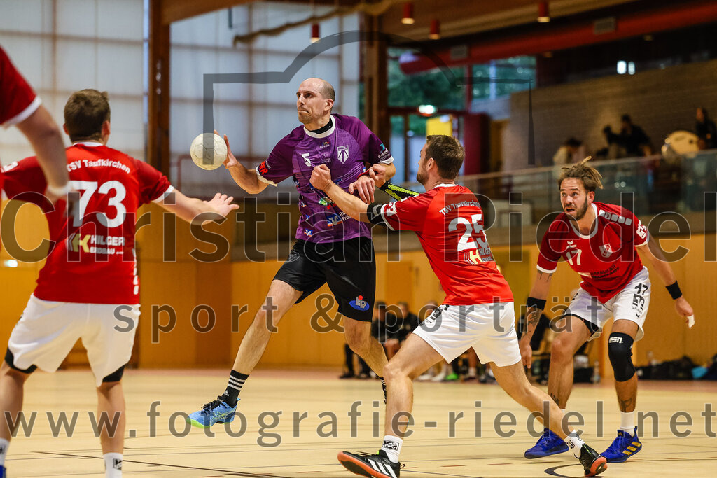 2024-10-20_036_SpVgg_Altenerding_II_gegen_TSV_Taufkirchen-Vils | Erding, Deutschland, 20.10.2024:Handball, Bezirksliga Männer Ost 2024 / 2025, 3. Spieltag, SpVgg Altenerding II gegen TSV Taufkirchen/Vils, Endergebnis: 15:20Philipp Friedrich (TSV Taufkirchen/Vils, #73), Daniel Sagert (SpVgg Altenerding, #5), Christoph Huber (TSV Taufkirchen/Vils, #25), Dion Heydemann (TSV Taufkirchen/Vils, #17)Foto: Christian Riedel / fotografie-riedel.net