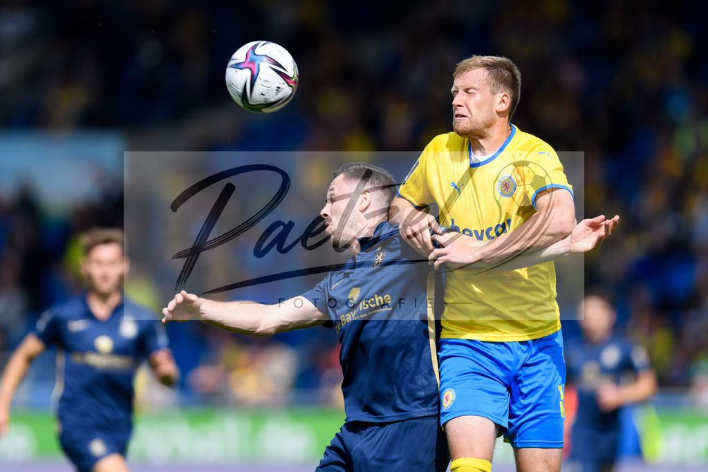 EBSTSV20210828_006 | Fussball, Herren: Marcel Baer (TSV 1860 Muenchen) und Brian Behrendt (Eintracht Braunschweig) im Zweikampf beim Spiel der 3. Liga zwischen Eintracht Braunschweig und TSV 1860 Muenchen im Eintracht-Stadion am 28.08.2021 in Braunschweig, Deutschland.DFB / DFL REGULATIONS PROHIBIT ANY USE OF PHOTOGRAPHS AS IMAGE SEQUENCES AND/OR QUASI-VIDEO. - Realisiert mit Pictrs.com