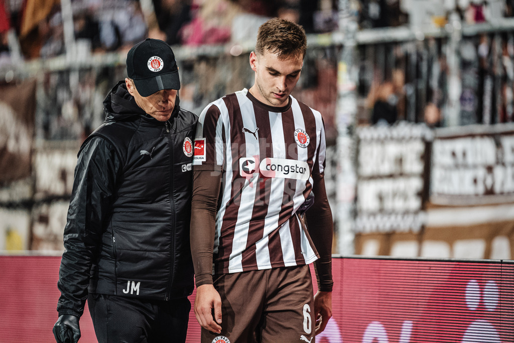Fußball | Männer | Saison 2025/2026  | Fußball-Bundesliga | 07. Spieltag | FC St. Pauli vs. TSG Hoffenheim | 19.10.2025 | James Sands (#6, FC St. Pauli) muss verletzt das Spiel verlassen