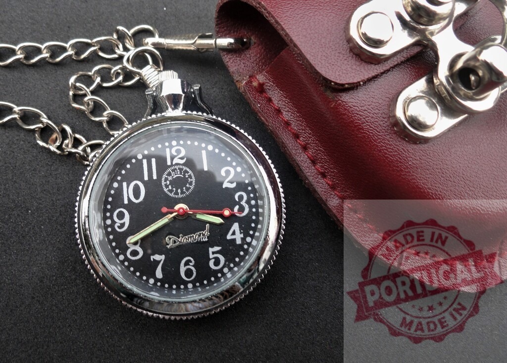Pocket watch with chain and leather case | Vintage pocket watch showing time with a red leather case on black background - Realisiert mit Pictrs.com