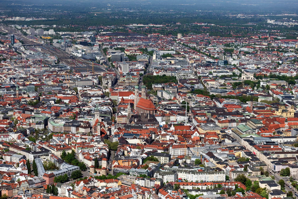 dr__0064094.jpg | MüNCHEN 29.04.2025 Kirchengebäude Frauenkirche - Peterskirche - Heilig Geist im Ortsteil Altstadt in München im Bundesland Bayern, Deutschland. Weiterführende Informationen bei: Landeshauptstadt München,  Metropolitanpfarrei Zu Unserer Lieben Frau,  Stadtwerke München GmbH. // Church building Frauenkirche - Peterskirche - Heilig Geist in the district Altstadt in Munich in the state Bavaria, Germany. Further information at: Landeshauptstadt Muenchen,  Metropolitanpfarrei Zu Unserer Lieben Frau,  Stadtwerke Muenchen GmbH. Foto: Daniel Reiter