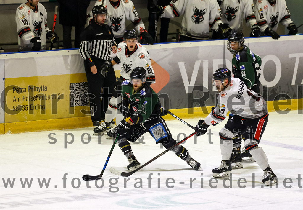 2022-09-30_017_TSV_Erding_gegen_EV_Dingolfing | Erding, Deutschland, 30.09.2022:
Eishockey, Bayernliga 2022 / 2023, Testspiel, TSV Erding gegen EV Dingolfing, Endergebnis: 3:4

Elias Maier (Erding Gladiators, #15), Daniel Schander (EV Dingolfing, #17)

Foto: Christian Riedel / fotografie-riedel.net