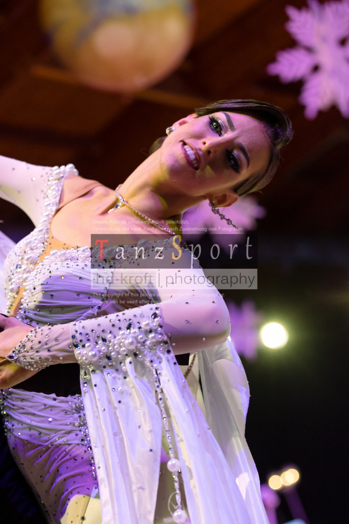 20241215_WDSF_Int_Open_Std-Riga-9531 | Tanzsportbilder, Standardtanz, Lateintanz, WDSF, DTV, LTVB, dancecomp, goc, hessen tanzt, blaues band der spree, walzer, tango, wiener walzer, slowfox, quickstepp, samba, rumba, cha-cha-cha, paso doble. jive, hd-kroft photography, turniertanzsport