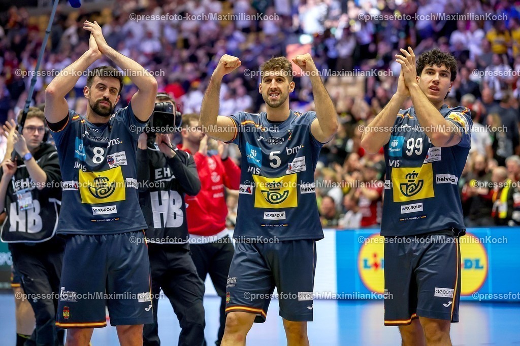 EHF17012601116 | 17.01.2026, Handball, Men's EHF EURO 2026, Österreich - Spanien, Jyske Bank Boxen in Herning, Dänemark, Preliminary Round: Abschlussjubel Spanien nach dem Sieg gegen Österreich Agustin Casado Marcelo (Espania #08) Antonio Serradilla Cuenca (Espania #05)  Javier Rodríguez Moreno (Espania #99) 