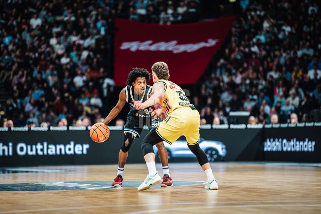 Basketball | Männer | Saison 2025/2026 | easyCredit Basketball Bundesliga | Veolia Towers Hamburg vs. ALBA BERLIN | 14.12.2025 | v.l. Ross Williams (#34, Hamburg Towers) gegen Bennet Hundt (#33, ALBA Berlin)