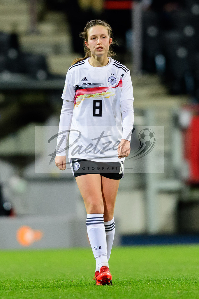 GERTUR20211126_150 | Fussball, Frauen: Jana Feldkamp (Germany) schaut bei dem Spiel der WM-Qualifikation zwischen Deutschland und Tuerkei im Eintracht-Stadion am 26.11.2021 in Braunschweig, Deutschland. - Realisiert mit Pictrs.com
