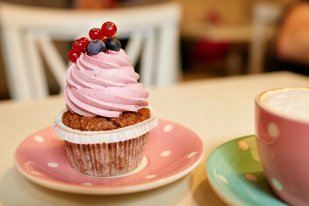 Cup Cakes-Wien | Wien, Austria - October 02, 2017: Cup Cake, Cup Cake  aus Buchweizen mit Waldbeercreme mit Melange. - Realisiert mit Pictrs.com