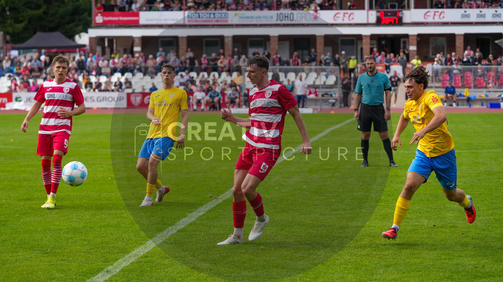 Fußball, Herren, Saison 2025/2026, Regionalliga Nordost, 9. Spieltag, Greifswalder FC vs. FSV 63 Luckenwalde, Sonntag 21.09.2025, Volksstadion Greifswald, | Fußball, Herren, Saison 2025/2026, Regionalliga Nordost, 9. Spieltag, Greifswalder FC vs. FSV 63 Luckenwalde, Sonntag 21.09.2025, Volksstadion Greifswald, Im Bild: v.l. Tristan Wagner (Greifswald), Tm Maciejewski (Luckenwalde), David Vogt (Greifswald) und Max Hathaway (Luckenwalde) - Realisiert mit Pictrs.com