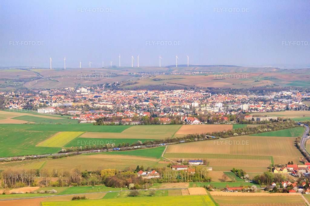 Luftbild: Stadt hinter der A61 in Alzey im Bundesland Rheinland-Pfalz in Deutschland. Foto: IMG_49711.jpg vom 13.04.2012 durch Werner Riehm/FLY-FOTO.de