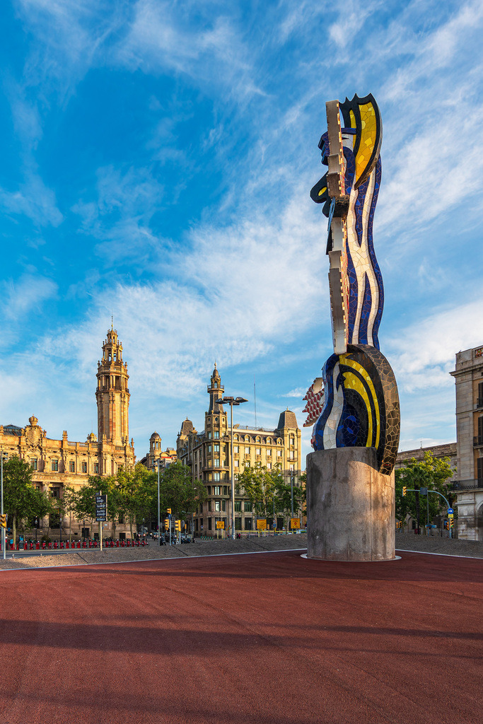 Die Skulptur La Cara de Barcelona und historische Gebäude in Barcelona, Spanien | Die Skulptur La Cara de Barcelona und historische Gebäude in Barcelona, Spanien.                            