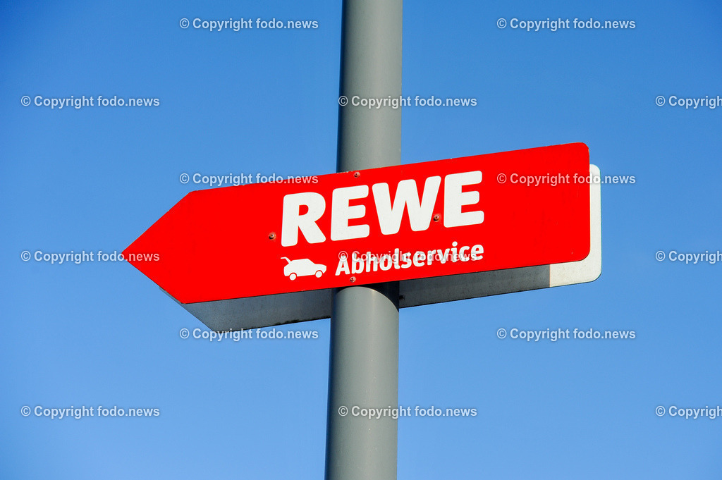 Deutschland_ Baden-Wuerttemberg_ Ebersbach an der Fils_ 14.01.2025-12 | 14.01.2025, Deutschland, GER, Baden-Wuerttemberg, Ebersbach an der Fils, im Bild Rewe, Marke, Lebensmittel, Lebensmittelmarkt, Einzelhandel, einkaufen, Schild, Logo, Leuchtreklame, Werbung