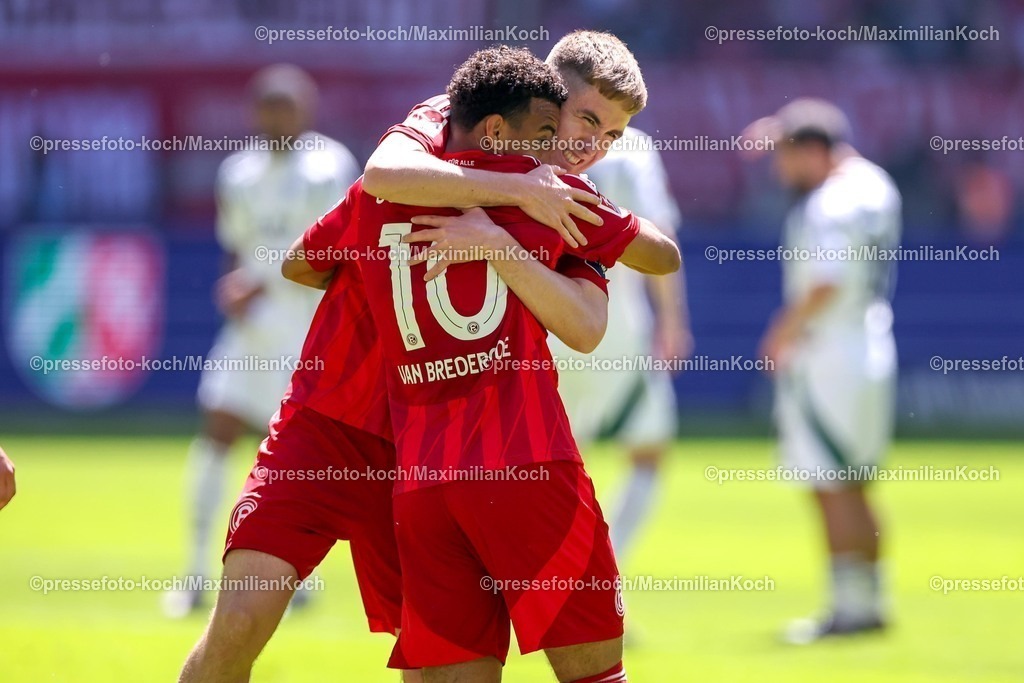 F9510052501020 | 10.05.2025, Fußball, Fortuna Düsseldorf - FC Schalke 04, 2. Fußball Bundesliga, Merkur Spiel-Arena, Saison 2024 2025: Zu Früh gefreut - das Tor von Myron van Brederode (Fortuna Duesseldorf #10) war Abseitstor. Isak Johannesson (Fortuna Duesseldorf #8) jubelnd mit Myron van Brederode (Fortuna Duesseldorf #10) DFB regulations prohibit any use of photographs as image sequences and or quasi-video.