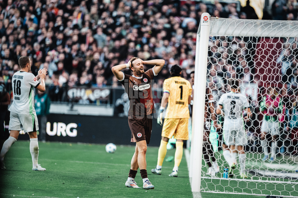 Fußball | Männer | Saison 2024/2025  | Fußball-Bundesliga | 8. Spieltag | FC St. Pauli vs. VfL Wolfsburg | 26.10.2024 | Carlo Boukhalfa (#16, FC St. Pauli) ärgert sich