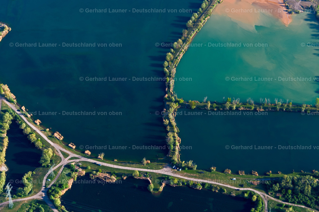 4026112 | ERFURT 06.05.2020 Weg zwischen zwei Kies- Baggerseen in Erfurt im Bundesland Thüringen, Deutschland. Weiterführende Informationen bei: Landesanglerverband Thüringen e.V.. // Path between two gravel quarry ponds in Erfurt in the state Thuringia, Germany. Further information at: Landesanglerverband Thueringen e.V.. Foto: Gerhard Launer