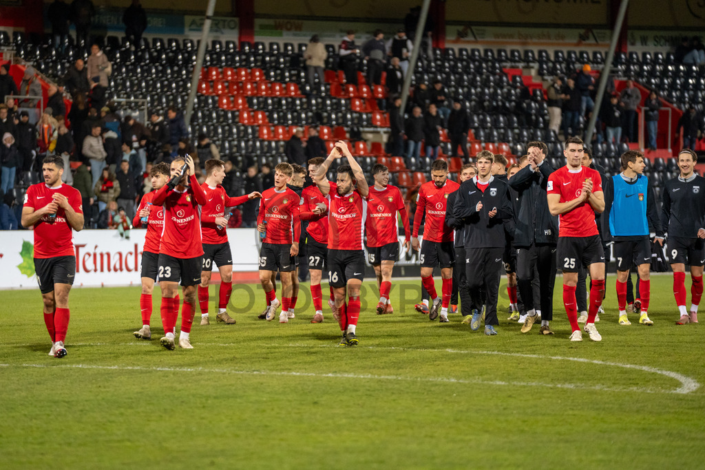SG Sonnenhof Grossaspach vs. SSV Ulm 1846 Fussball, Fussball, WFV-Pokal, Viertelfinale, 01.04.2026 | SG Sonnenhof Grossaspach kommt nach dem Sieg in die Fankurve zum jubeln,SG Sonnenhof Grossaspach vs. SSV Ulm 1846 Fussball, Fussball, WFV-Pokal, Viertelfinale, 01.04.2026