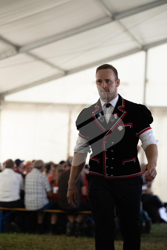 Rigi2025_3189 | Die Schwinger des Schwyzer Kantonalen Schwingerverbandes: Fotos, die Dynamik und Leidenschaft festhalten, sowie emotionale Momente aus dem traditionellen Schwingsport zeigen. - Realisiert mit Pictrs.com