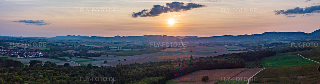 Luftbild: Sonnenuntergang über dem Horbachtal im Ortsteil Ingenheim in Billigheim-Ingenheim im Bundesland Rheinland-Pfalz in Deutschland. Foto: IMG_139110-Pano.jpg vom 30.09.2023 durch Werner Riehm/FLY-FOTO.deAuflösung des Originals: 12949 x 3399 px