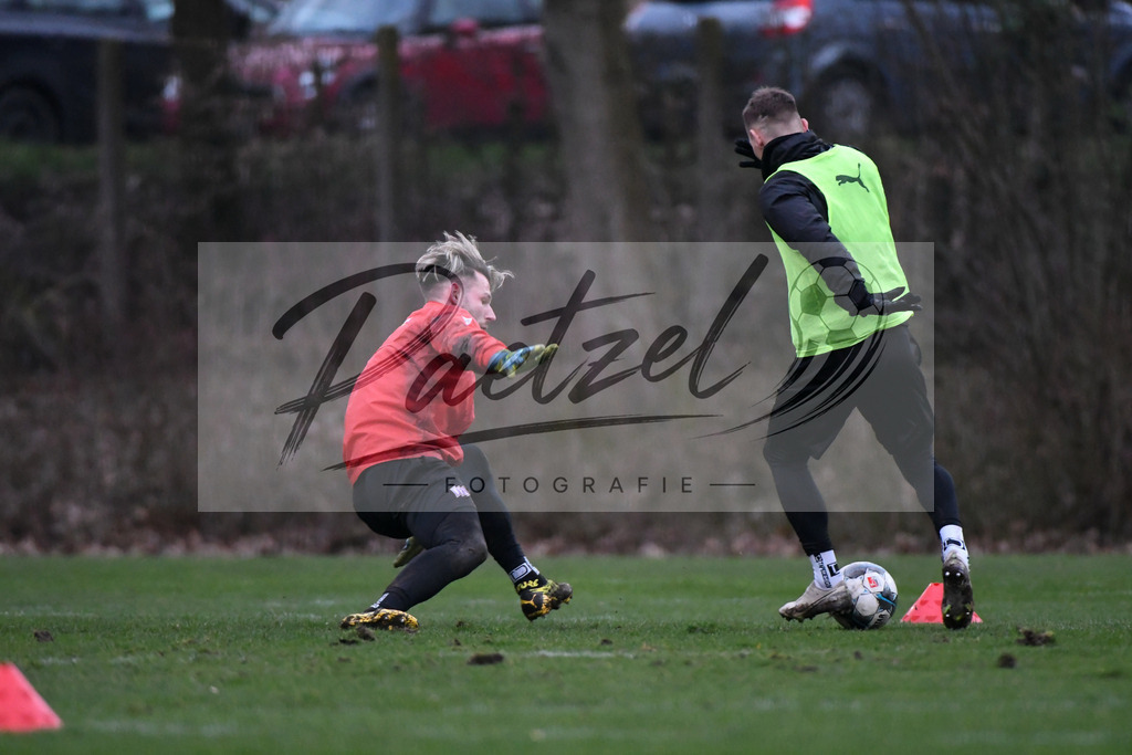 20200220_TRAOSN_0013 | Fussball, Herren: Torhueter Philipp Kuehn (VfL Osnabrueck) und Sven Koehler (VfL Osnabrueck) im Zweikampf waehrend der Trainingseinheit des VfL Osnabrueck im Sportpark Illoshoehe am 20.02.2020 in Osnabrueck, Deutschland. - Realisiert mit Pictrs.com