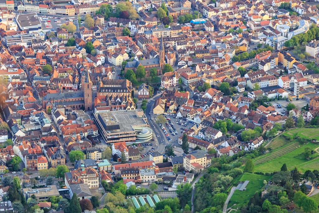 Luftbild: Hertie-Ruine am Wernigeröder Platz in Neustadt an der Weinstraße im Bundesland Rheinland-Pfalz in Deutschland. Foto: IMG_106804.jpg vom 21.04.2018 durch Werner Riehm/FLY-FOTO.de