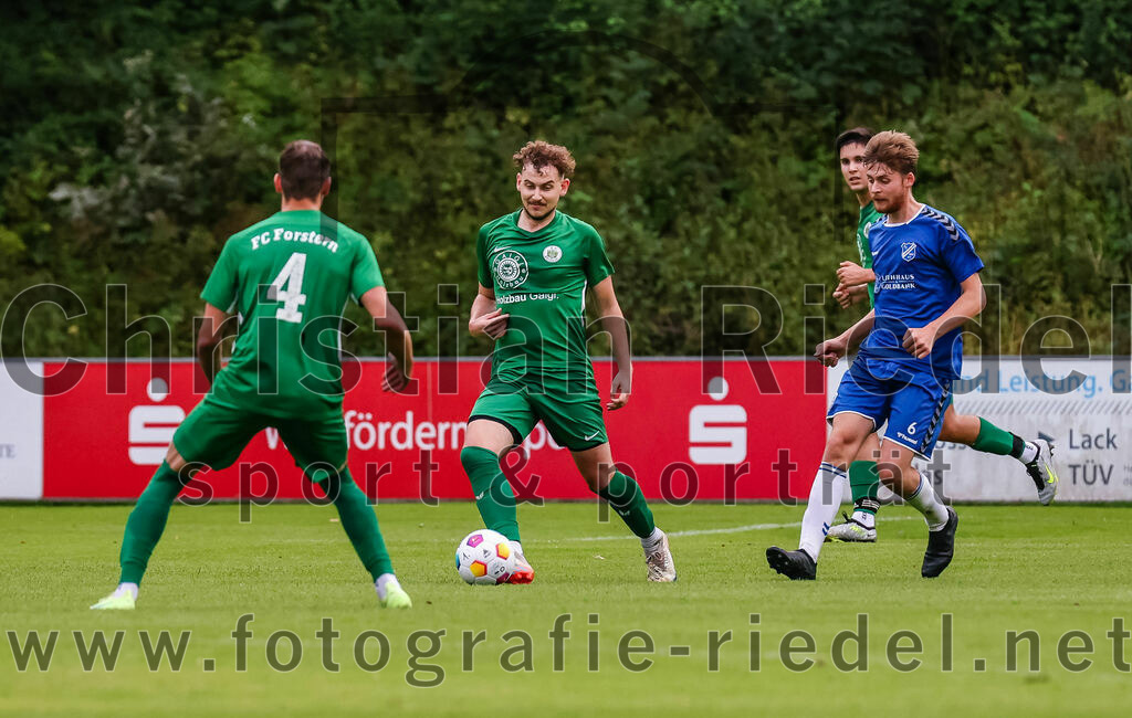 2023-08-04_111_FC_Forstern_gegen_FC_Langengeisling_II | Forstern, Deutschland, 04.08.2023:
Fußball, Kreisklasse 2023 / 2024, 1. Spieltag, FC Forstern gegen FC Langengeisling II, Endergebnis: 2:1

Bastian Keilhacker (FC Forstern, #4), Alexander Huber (FC Forstern, #10), Philipp Attensberger (FC Langengeisling, #6)

Foto: Christian Riedel / fotografie-riedel.net