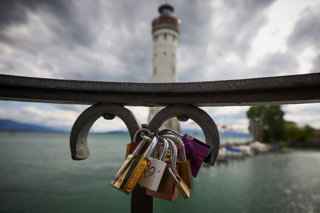 Hafeneinfahrt mit Leuchtturm | Lindau, Deutschland - July 27, 2015: Hafeneinfahrt mit Leuchtturm und Vorhangsschloess am Geländer. - Realisiert mit Pictrs.com