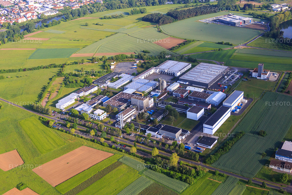 Luftbild: Gewerbegebiet Seligenstädter Straße mit Color-Service GmbH & Co. KGm Innovations-Park-Karlstein GmbH , Heraeus Amloy Technologies GmbH und Siemens AG im Ortsteil Großwelzheim in Karlstein im Bundesland Bayern in Deutschland. – Foto: IMG_088744.jpg vom 20.05.2016 durch Werner Riehm/FLY-FOTO.de – Auflösung des Originals: 5277 x 3518 px – Tosaf - Additive and Color Solutions for the Plastic Industry – WWW.IPKARLSTEIN.DE – Heraeus Amloy Technologies – Siemens